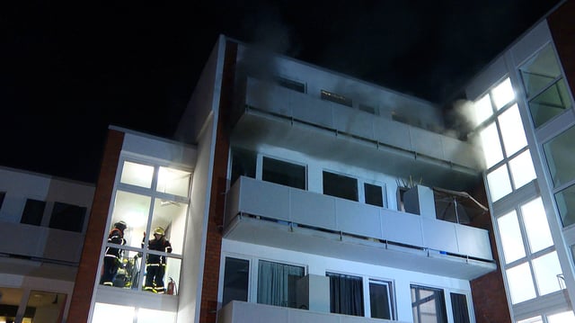 Die Feuerwehr im Einsatz an der Hinschstraße in Eidelstedt.