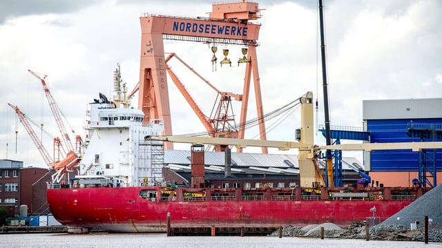 Frachtschiff liegt an einem Kai in der Werft Emden.