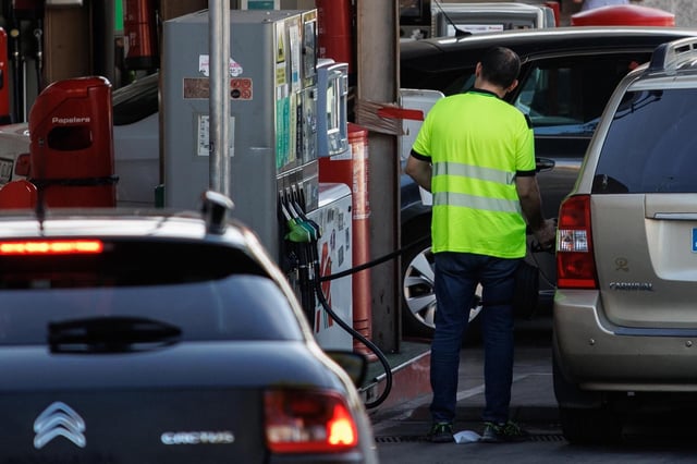 Archivo - Un hombre echa carburante a su vehículo en una gasolinera, a 11 de octubre de 2023, en Madrid (España). Tras más de tres meses seguidos con subidas en los precios de los carburantes, las gasolineras han comenzado a rebajar los precios, siendo el