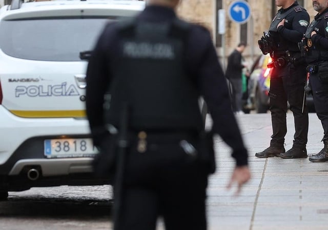 Un hombre ha sido denunciado por conducir sin puntos, con el móvil en la mano y un niño en el maletero