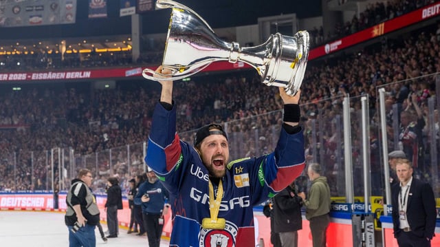 Gabriel Fontaine - hier mit dem Meister-Pokal - verlässt die Eisbären Berlin.
