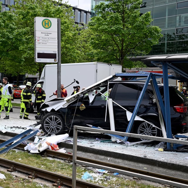 Auto fährt in Haltestelle