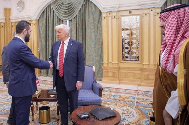 El presidente interino de Siria, Ahmed al Sharaa, estrecha la mano del líder de EEUU, Donald Trump, ante la mirada del príncipe heredero saudí, Mohammed bin Salman, este miércoles en Riad.