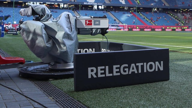 Die Feldkamera umstellt von Relegations-Banden