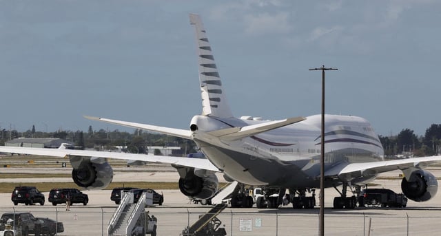 Le cortège du président américain Donald Trump est garé à côté d’un Boeing 747-8 de 12 ans appartenant au Qatar, que M. Trump visitait à West Palm Beach, Floride, États-Unis, le 15 février 2025.