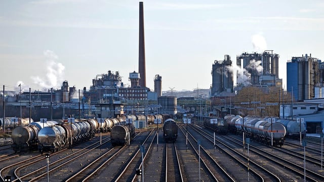 Industrieanlagen und Güterbahnhof in Köln Godorf.