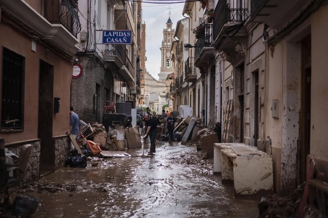 Una calle de Catarroja invadida por el barro en una imagen captada el 1 de noviembre de 2024.