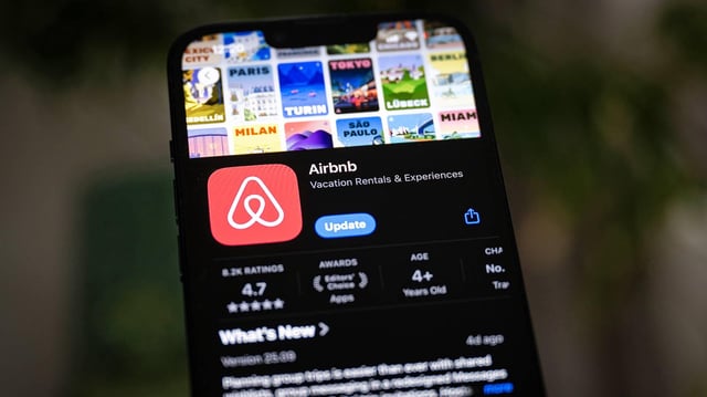 Airbnb App auf einem Smartphone.