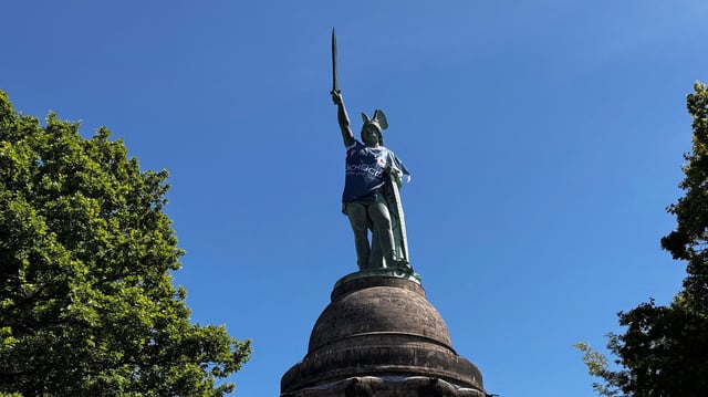 Im Pokal-Fieber: Hermannsdenkmal bekommt ein Arminia-Trikot