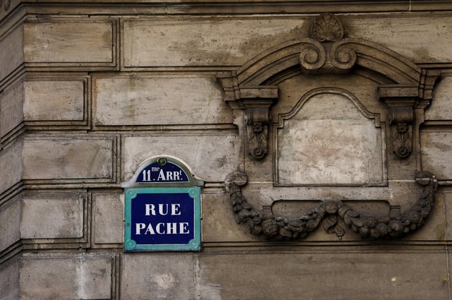 Les images hallucinantes d'une tentative d'enlèvement d'un homme et d'une femme en plein Paris