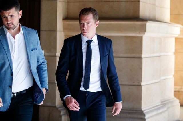 Rohan Dennis verlässt den Gerichtsaal in Adelaide.