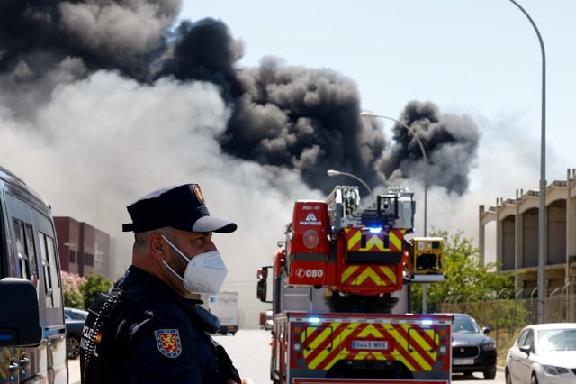 Smoke billows from a fire at a chemical plant in Seville, Spain May 14, 2025. REUTERS/Marcelo del Pozo