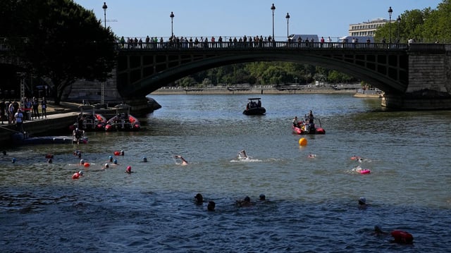 Menschen schwimmen in der Pariser Seine. (Archivbild: 17.07.2024)