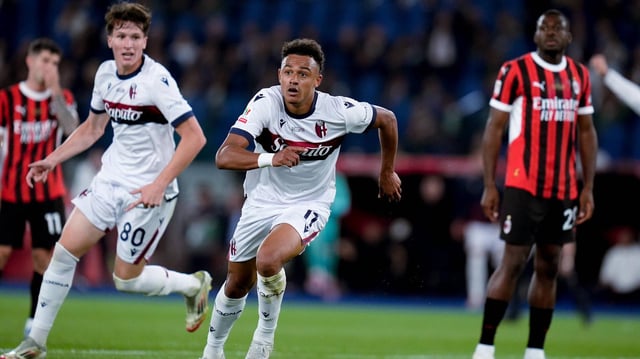 Dan Ndoye feiert sein Tor für den FC Bologna im Finale der Coppa Italia