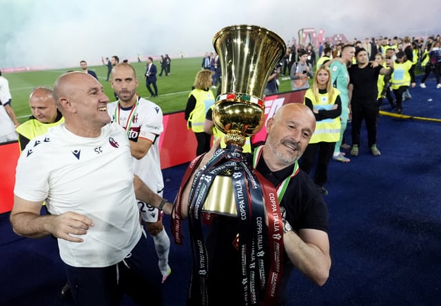 Soccer Football - Coppa Italia - Final - AC Milan v Bologna - Stadio Olimpico, Rome, Italy - May 14, 2025 Bologna coach Vincenzo Italiano celebrates with the trophy after winning the Coppa Italia REUTERS/Matteo Ciambelli