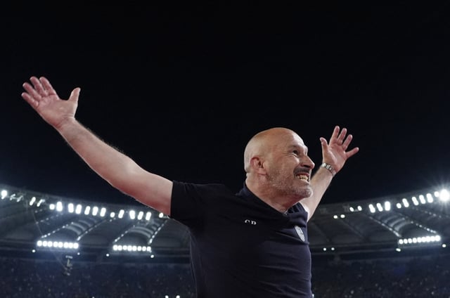 Soccer Football - Coppa Italia - Final - AC Milan v Bologna - Stadio Olimpico, Rome, Italy - May 14, 2025 Bologna coach Vincenzo Italiano celebrates after winning the Coppa Italia REUTERS/Matteo Ciambelli