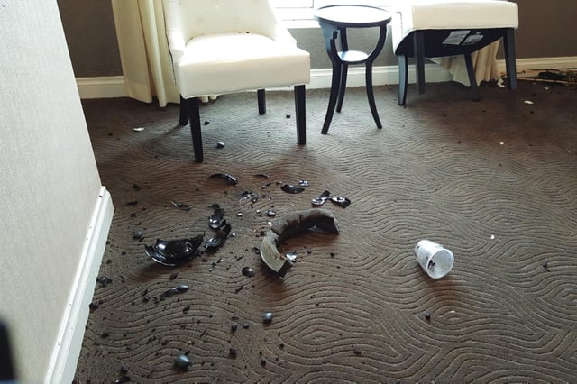 Aufnahme aus einem Hotelzimmer, das Combs verwüstet haben soll. Er soll eine Vase nach seiner Freundin geworfen haben