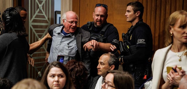 Ben & Jerry’s-Mitgründer Ben Cohen wird nach einem Tumult von der Kapitolpolizei abgeführt