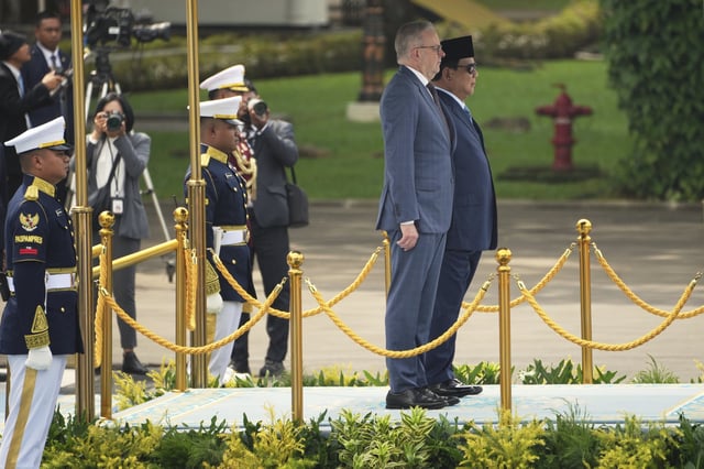 Australian Prime Minister Anthony Albanese, second right, and Indonesian President Prabowo Subianto, right, stand during a ceremonial welcome before their meeting at Merdeka Palace in Jakarta, Indonesia, Thursday, May 15, 2025. (AP Photo/Dita Alangkara)
