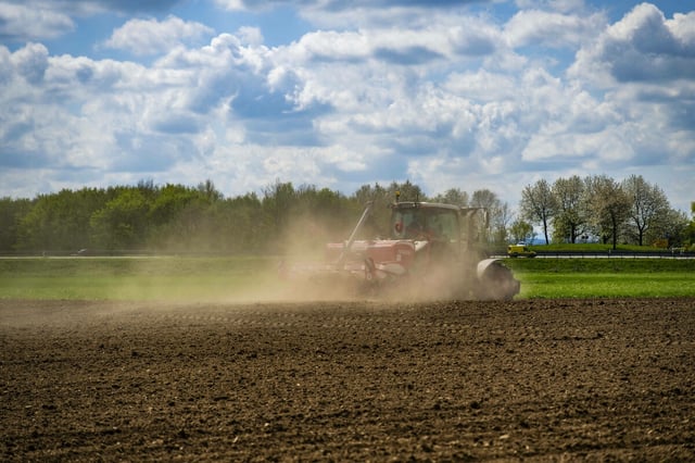 Ein Landwirt pflügt mit seinem Traktor einen Acker