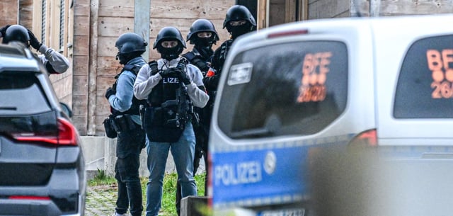 Polizisten vor einer Asylunterkunft