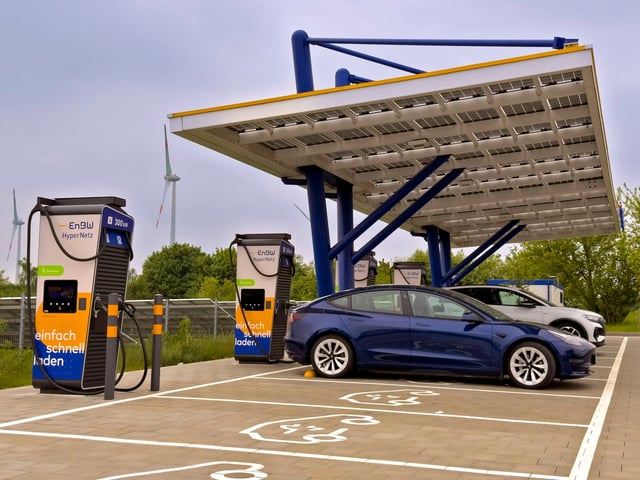 Viele Firmen schaffen E-Autos an – doch wie steht es um die privaten Autobesitzer? Nach Daten des Versicherers HUK Coburg dominieren nach wie vor Skepsis und Misstrauen.