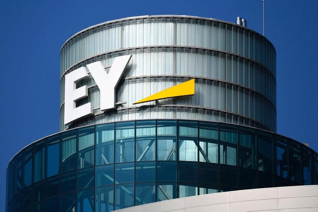 Logo du cabinet EY, à Madrid le 27 septembre 2018.