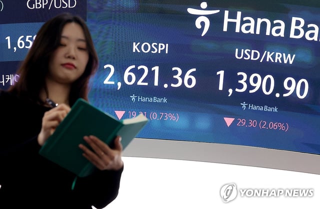 This photo shows a dealing room at Hana Bank in central Seoul on May 15, 2025. (Yonhap)