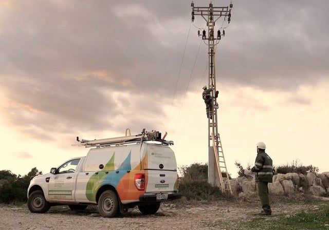 Imagen de archivo de un operario de iberdrola