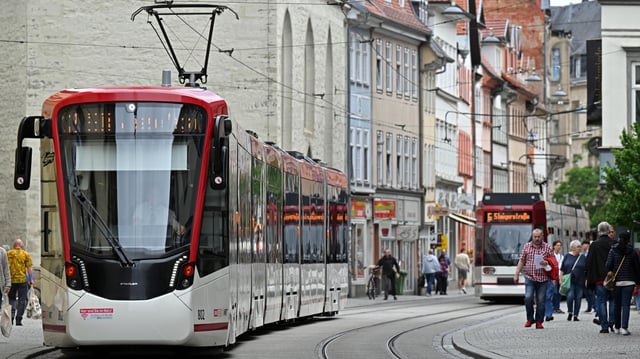 Straßenbahnen fahren durch die Innenstadt von Erfurt
