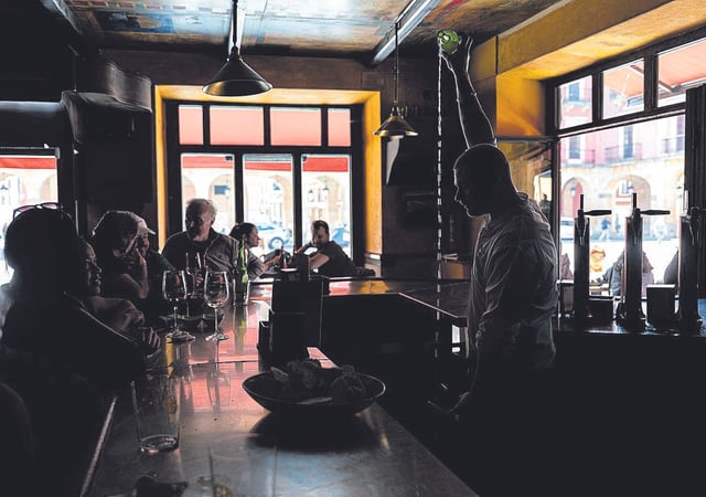 Un bar durante el apagón del 28 de abril.