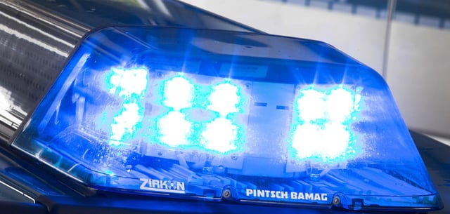Ein Blaulicht leuchtet auf dem Dach eines Polizeiwagens