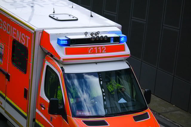 Ein Krankenwagen auf dem Weg zum Einsatz (Symbolbild).