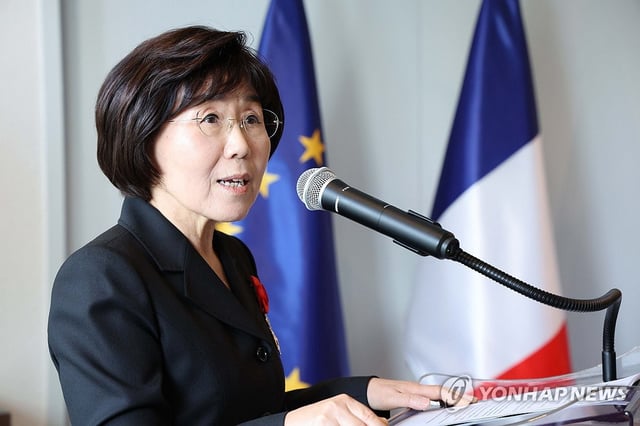 Choi Jung-wha, professor emeritus at the Hankuk University of Foreign Studies and president of the Corea Image Communication Institute, speaks after receiving the Officier grade of the Legion of Honor, France's highest order of merit, during a ceremony at the French ambassador's residence in Seoul on May 15, 2025. (Pool photo) (Yonhap)