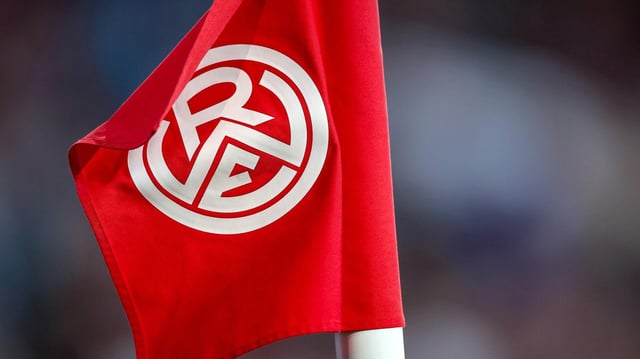 Eckfahne mit dem Emblem von Rot-Weiss Essen