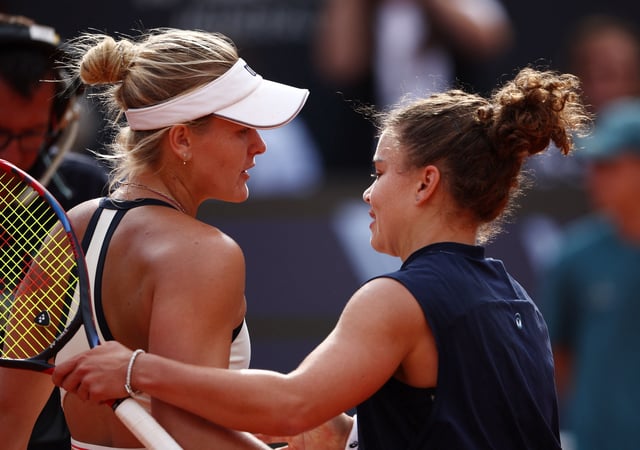 Tennis - Italian Open - Foro Italico, Rome, Italy - May 15, 2025 Italy's Jasmine Paolini hugs Peyton Stearns of the U.S. after winning her semi final match REUTERS/Guglielmo Mangiapane