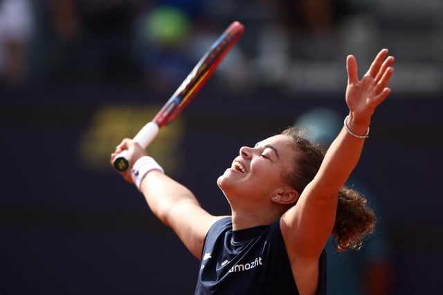 Tennis - Italian Open - Foro Italico, Rome, Italy - May 15, 2025 Italy's Jasmine Paolini celebrates after winning her semi final match against Peyton Stearns of the U.S. REUTERS/Guglielmo Mangiapane