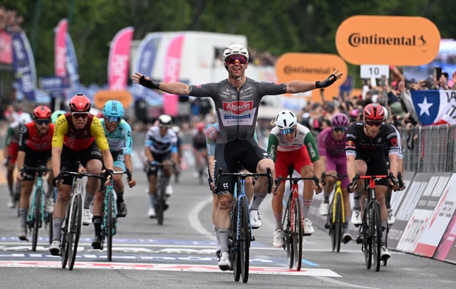 Cycling - Giro d'Italia - Stage 6 - Potenza to Naples - Italy - May 15, 2025 Alpecin - Deceuninck's Kaden Groves celebrates winning stage 6 REUTERS/Jennifer Lorenzini