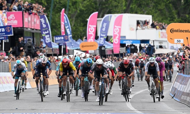Cycling - Giro d'Italia - Stage 6 - Potenza to Naples - Italy - May 15, 2025 Alpecin - Deceuninck's Kaden Groves in action before crossing the finish line to win stage 6 REUTERS/Jennifer Lorenzini