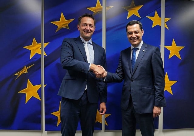 Juanma Moreno con Christophe Hansen en Bruselas