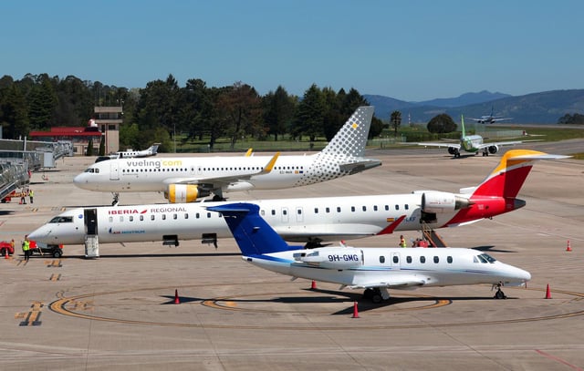 Aviones de Vueling, Air Nostrum, Binter y Air Europa en el aeropuerto de Peinador durante el mes de abril