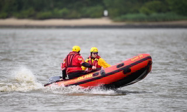 Rettungskräfte der DLRG in einem Schlauchboot auf der Elbe.