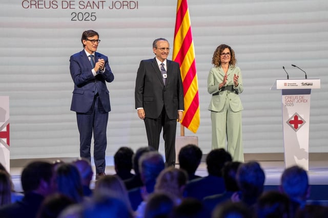 El presidente de Prensa Ibérica, Javier Moll, con el president de la Generalitat, Salvador Illa, y la consellera de Cultura, Sònia Hernández, en la entrega de la Creu de Sant Jordi.