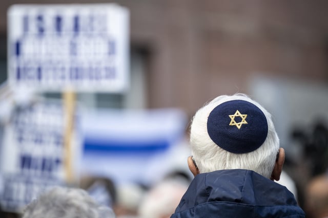 Ein Teilnehmer einer Pro-Israel-Kundgebung trägt eine Kippa mit Davidstern (Symbolbild)