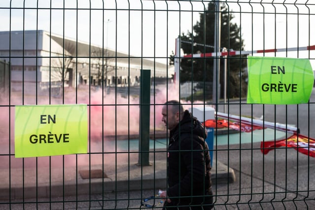 Des salariés de Lidl en grève, le 7 février, rassemblés sur la plateforme logistique de l’entreprise à Saint-Quentin-Fallavier.