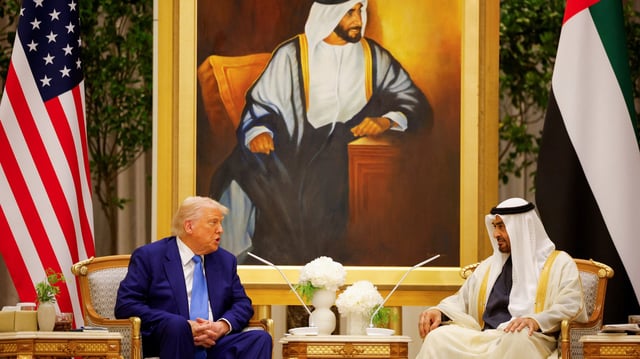 Donald Trump et cheikh Mohammed ben Zayed lors d’une cérémonie officielle à Abou Dhabi.