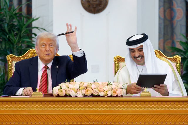 Le président américain Donald Trump et l’émir du Qatar Tamim Ben Hamad al-Thani lors d’une cérémonie de signature de contrats à Doha le 14 mai.