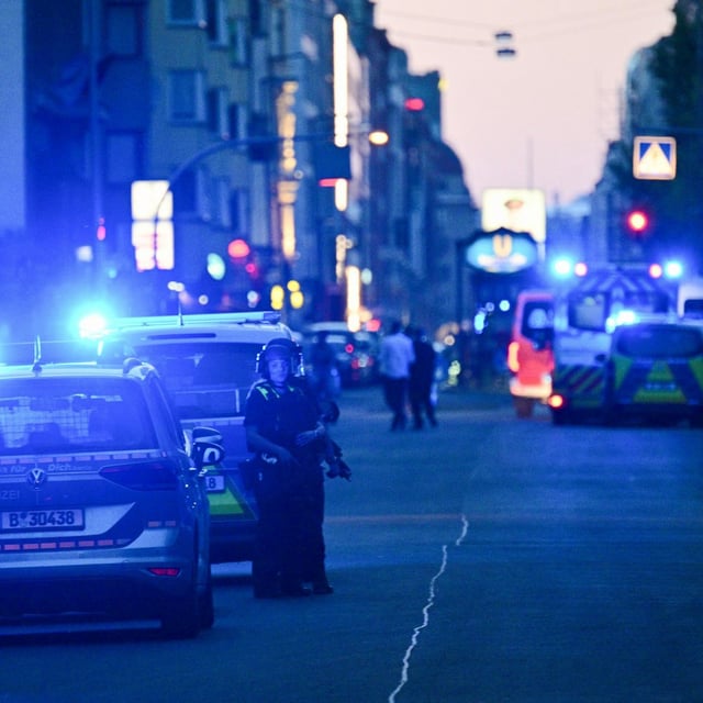 Auf der Friedrichstraße nahe des Mehringplatzes stehen am 1. Mai Polizeifahrzeuge.