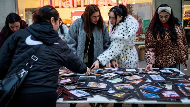 Women buy posters around Times Square, in New York, U.S., December 25, 2023. REUTERS/Eduardo Munoz/File Photo
