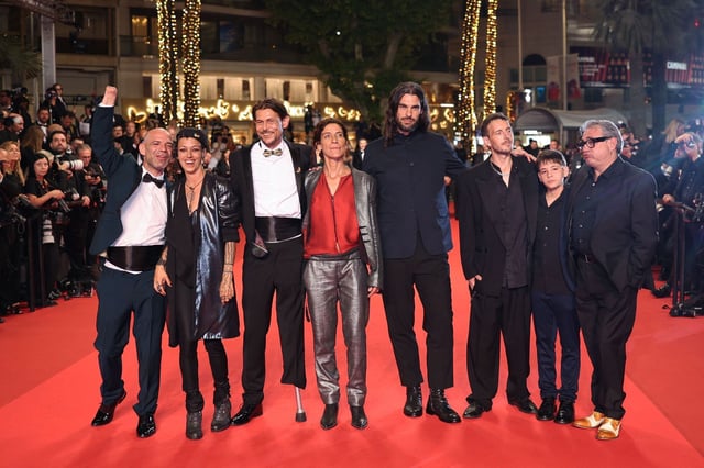 El equipo de 'Sirat', con Óliver Laxe (todo de negro, en el centro), en la alfombra roja de Cannes